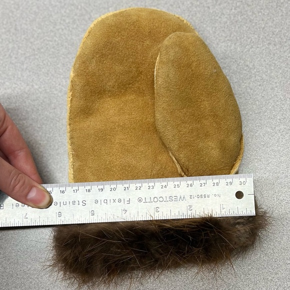 Beaver fur and Moosehide Gloves - Picture 8 of 8